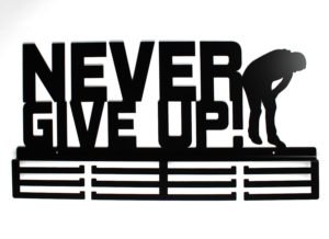 Wieszak na Medale Never Give Up 60cm