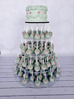 Patera z pleksi na ciasto wycinana laserowo na stole